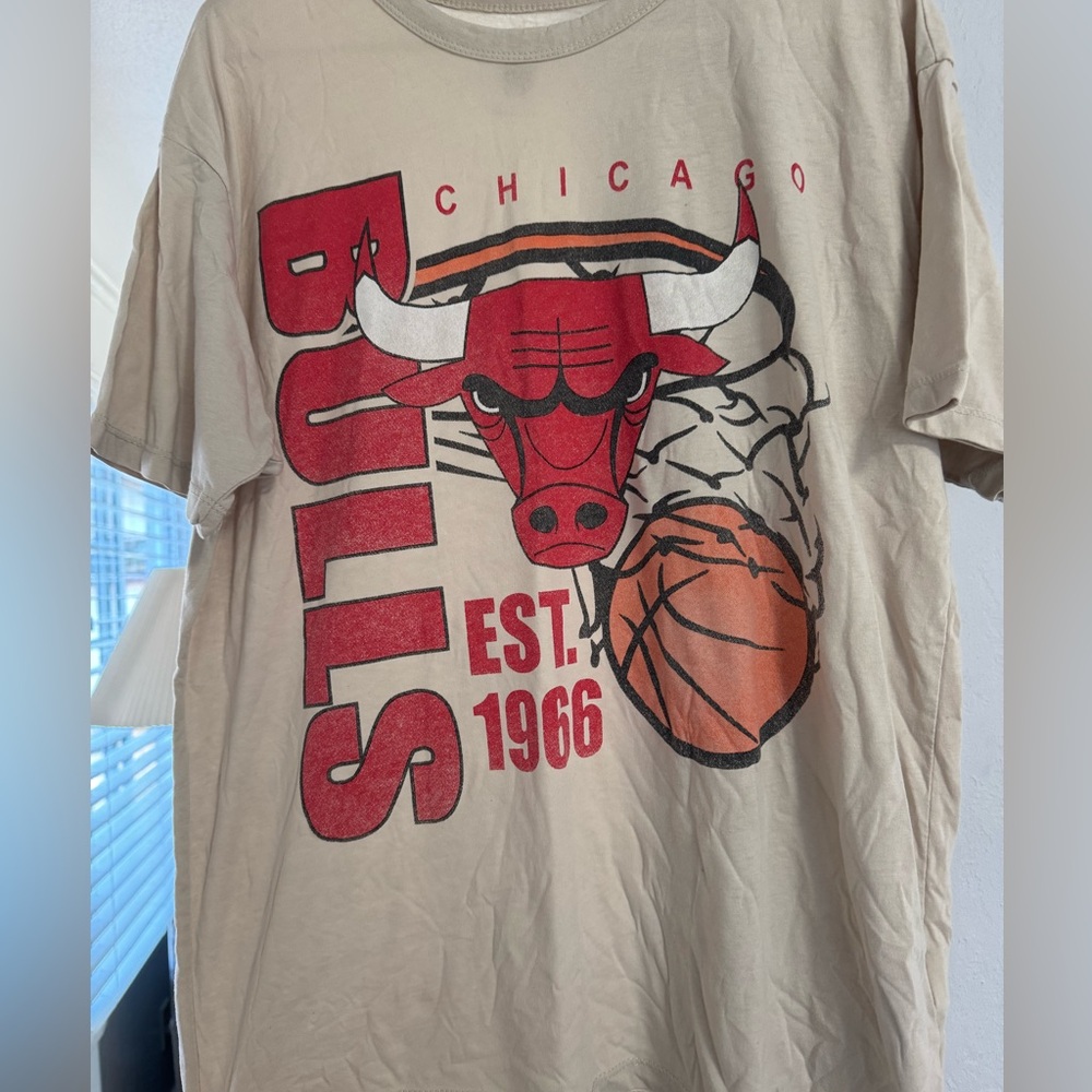 NBA Chicago Bulls Oversized Beige and Red Short Sleeve Tee